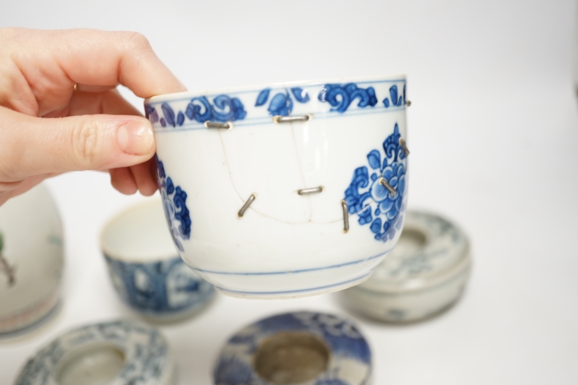 A group of Chinese ceramics, 17th/18th century, to include a famille verte mug (lacking handle) two U shaped bowls and three blue and white brush washers, largest 14cm high (a.f.)